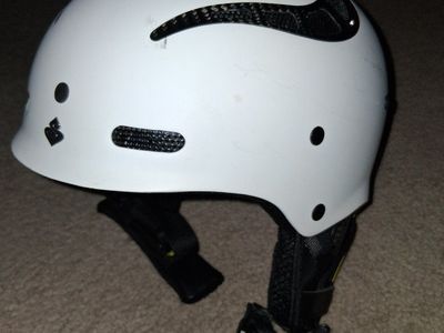 Sweet Protection Grimner 2. Carbon fiber 600g weight snowboard helmet in great like new condition!