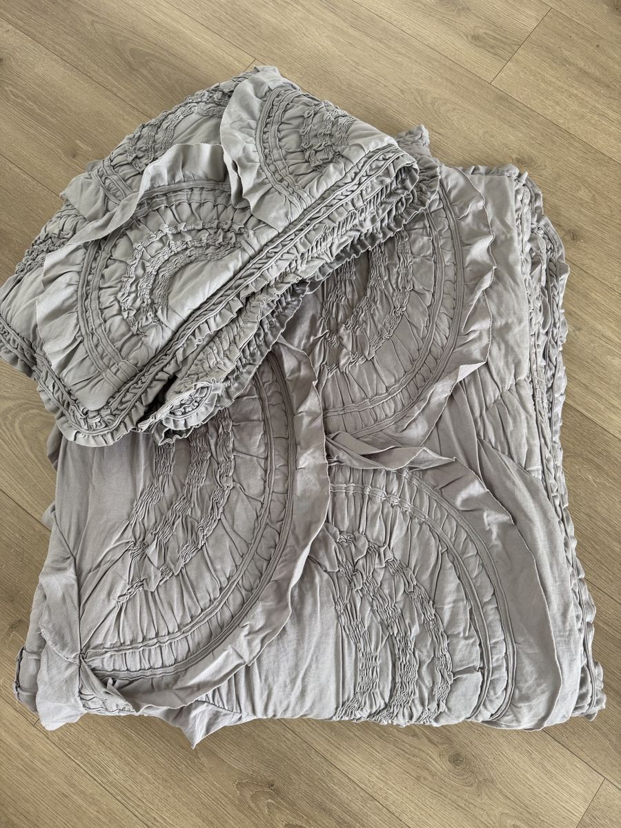 Gorgeous Anthropologie King Quilt and Shams