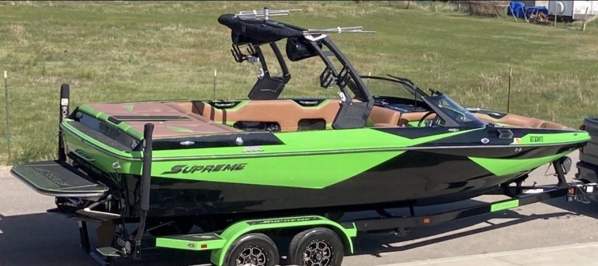 2019 Supreme S238 Wakeboard Boat - Green & Black, Great Condition 407 hours