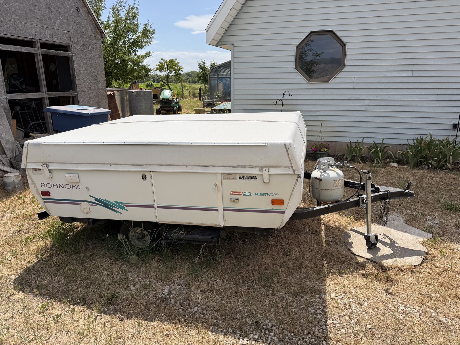 Coleman Fleetwood Roanoke Pop-Up Travel Trailer - Vintage Camper