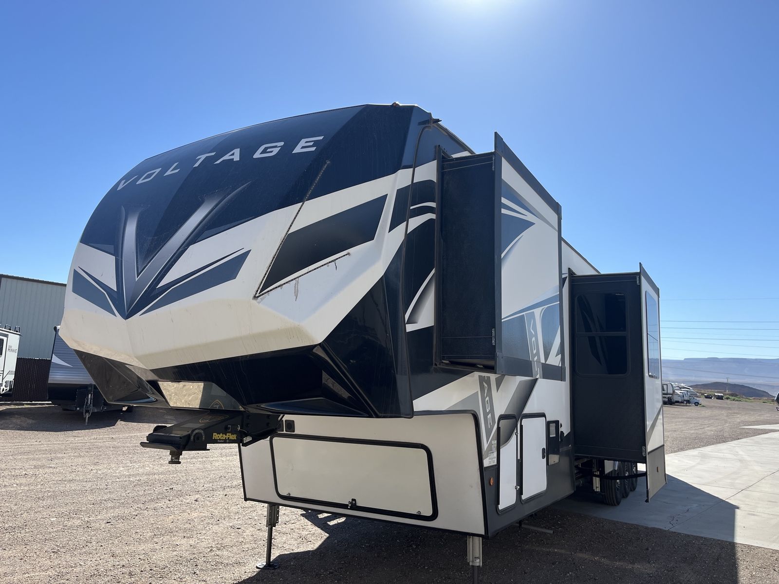 Really nice Dutchmen Voltage 4195 Toy Hauler 5th wheel 13ft Garage !