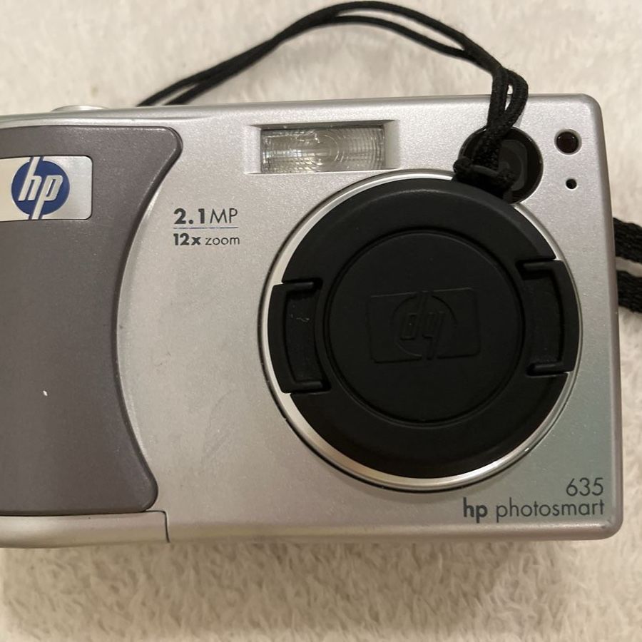HP PhotoSmart 635 Digital Camera 2.1 MP 12x Zoom Preowned 