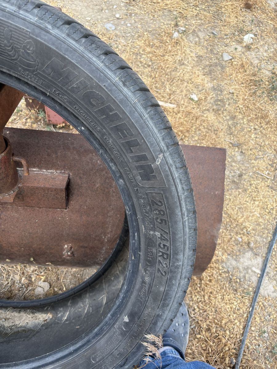 Michelin Defender 285/45R22 tire