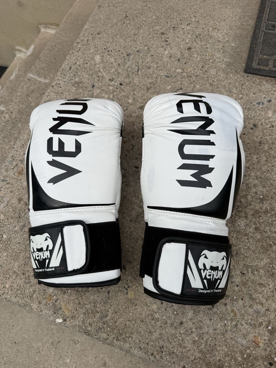 Venum Challenger 2.0 Boxing Gloves White Black. 16 oz