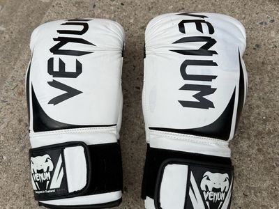 Venum Challenger 2.0 Boxing Gloves White Black. 16 oz