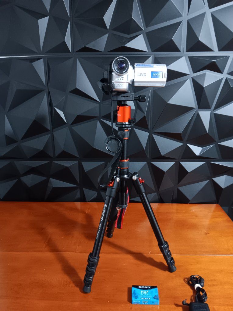 JVC GR-DVL310U Mini DV Digital Video Camcorder, with (2) Tape, Battery, Charger & Tripod included. Tested. Excellent Conditions!