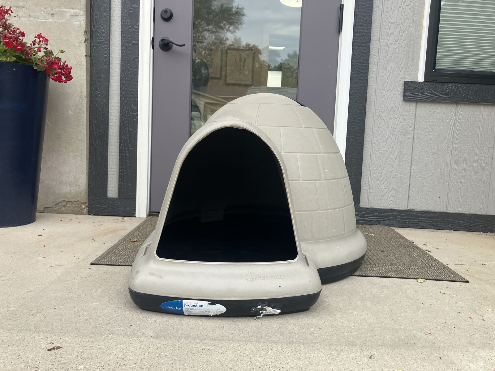 PetMate Indigo insulated All-season dog igloo. Size M  20-50lb dogs