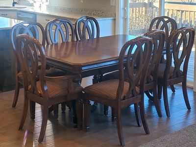 Beautiful, sturdy table with leaf and 8 chairs