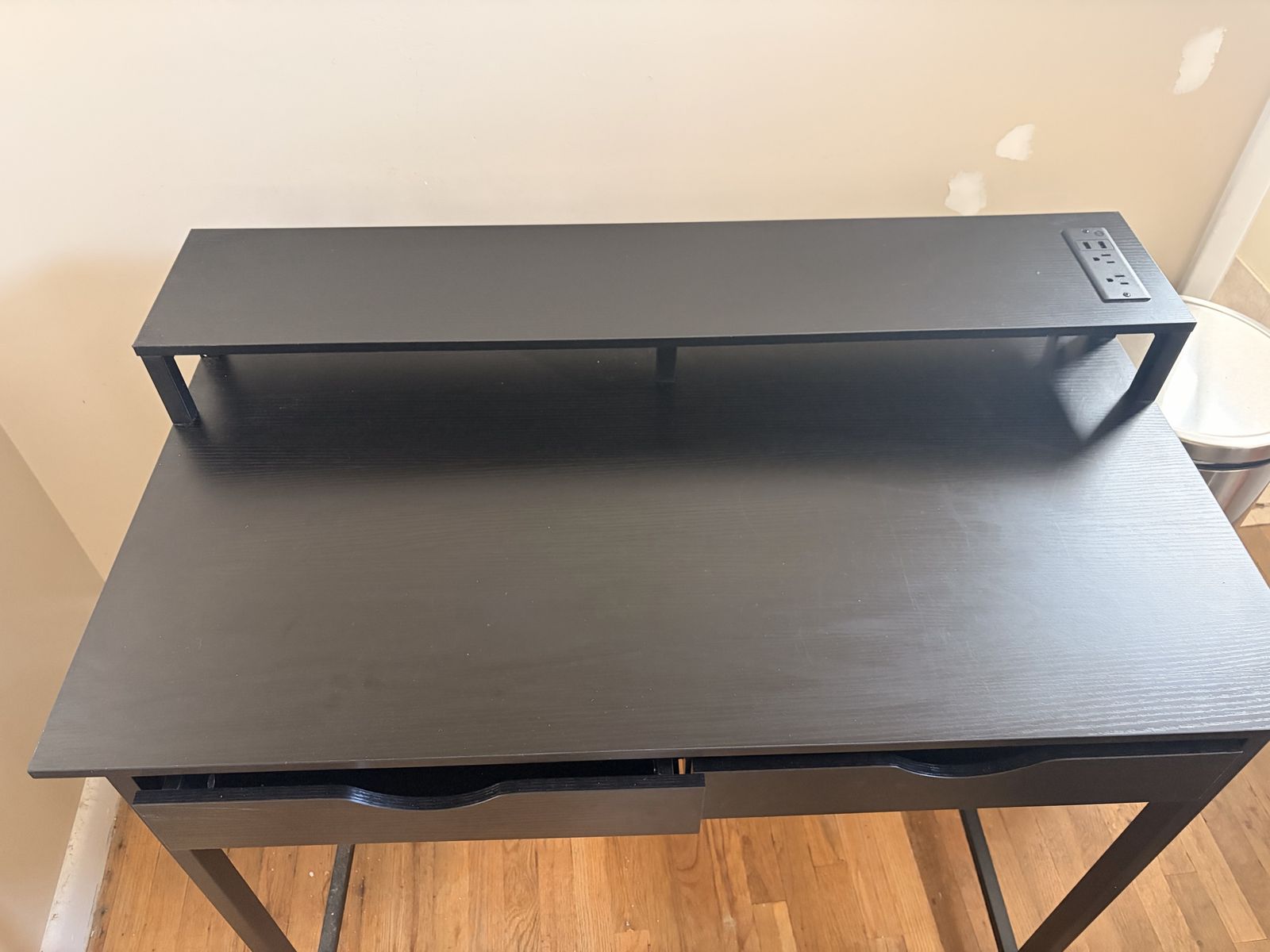 Table/desk with built in outlets and usb ports