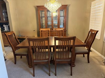 Dining Table Set: 6 Chairs, 6ft (8ft extended) Table & Matching Hutch - Excellent Condition