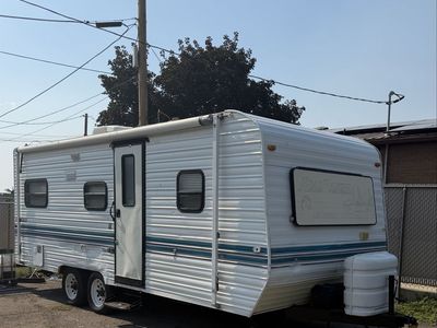 1996 18Ft. Sleeps 8 Road Ranger