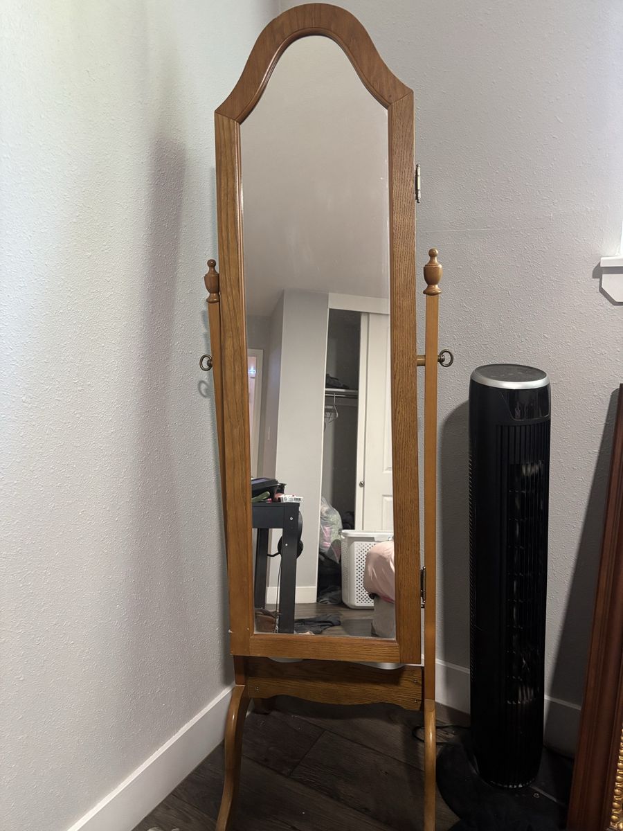 standing jewlery mirror