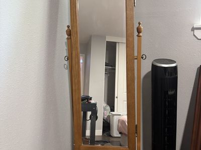 standing jewlery mirror