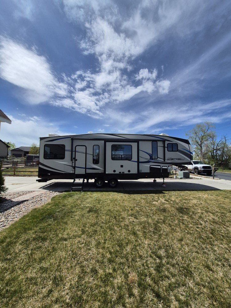 2019 Forest River Arctic Wolfe 305ml6