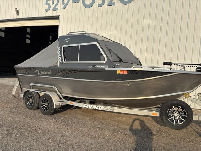 Weldcraft 210 Revolution hard top fishing boat
