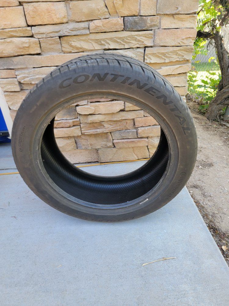 Continental ExtremeContact DWS06 Plus 235/45ZR18 98Y All-Season Tire