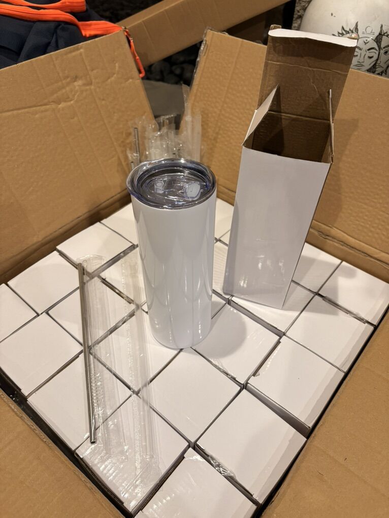 20 Oz White Tumblers Plastic/Metal Straws
