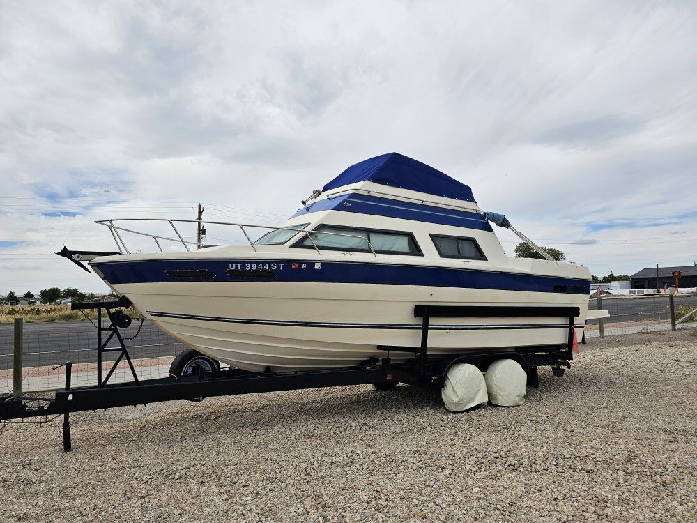 1979 26 FT FIBERFORM COMMAND BRIDGE BOAT - EXCELLENT CONDITION !!