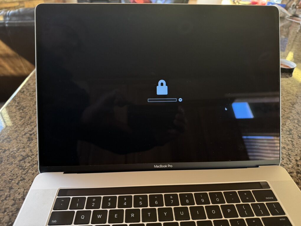 Apple MacBook Pro 15 2016 *Firmware Locked*