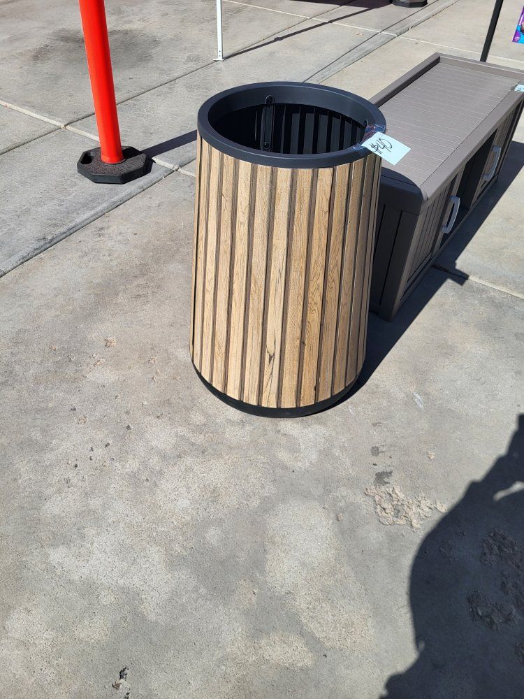 Keter* 20" Tall Outdoor Planter 
Qty-1