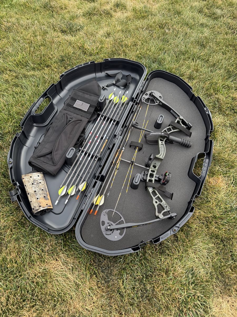 Diamond Archery Infinite 305 Compound Bow Package with Hard Case, Arrows & Accessories