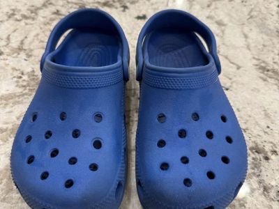 CROCS junior size 3 in bolt blue