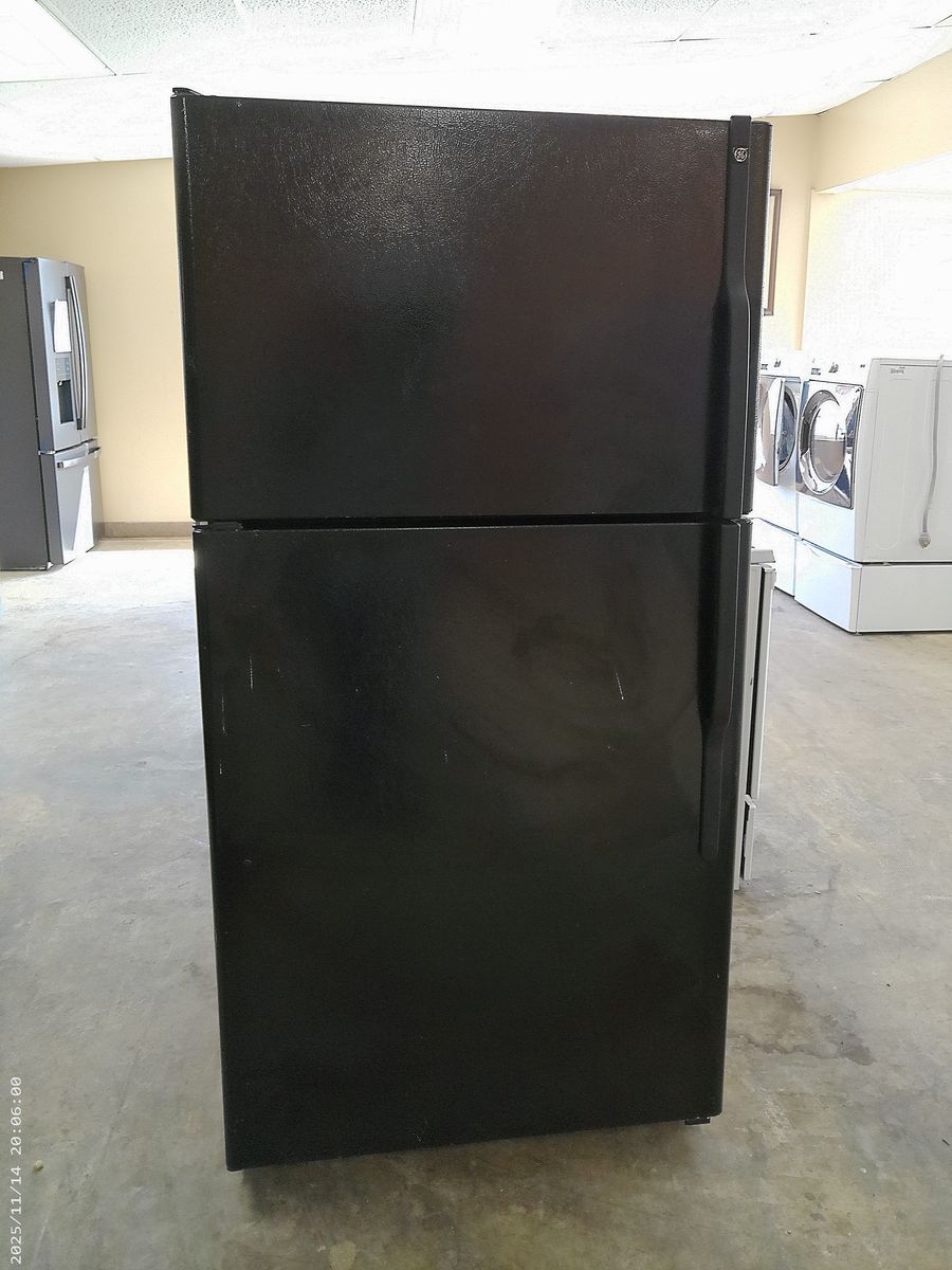 22 cf Top Freezer Refrigerator~90 Day Guarantee