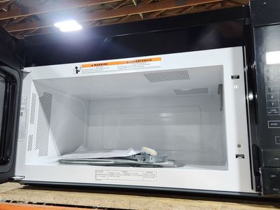BEAUTIFUL OVER THE RANGE MICROWAVE! W-WARRANTY