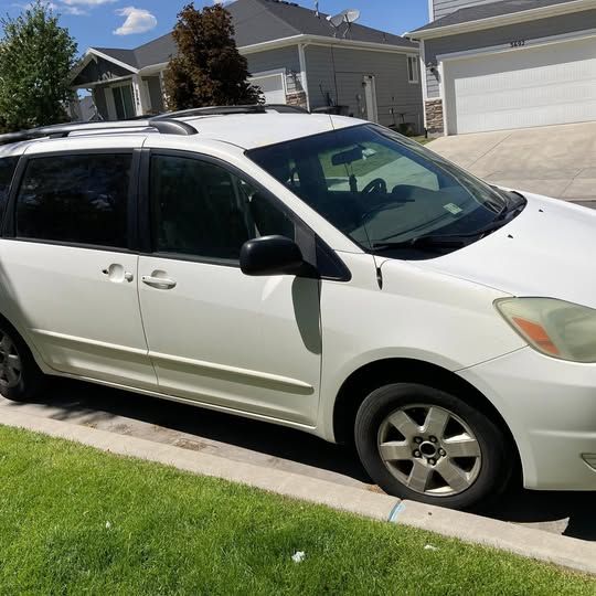 2004 Toyota Sienna LE 8 Passenger