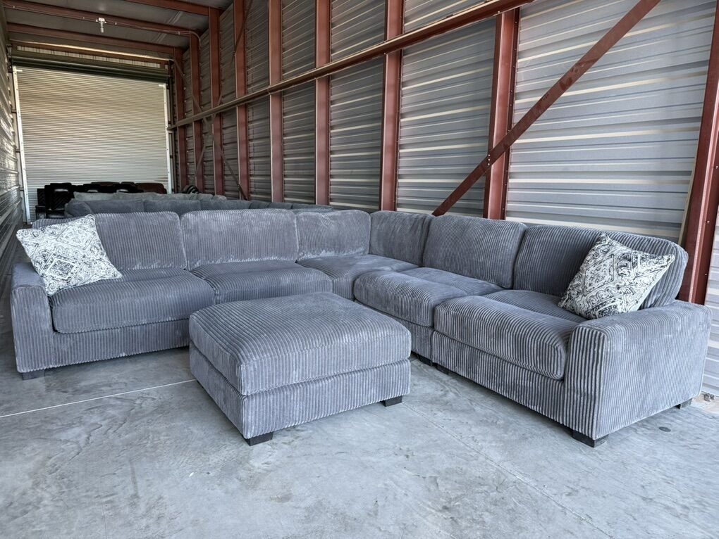 Gray Modular Sectional & Ottoman