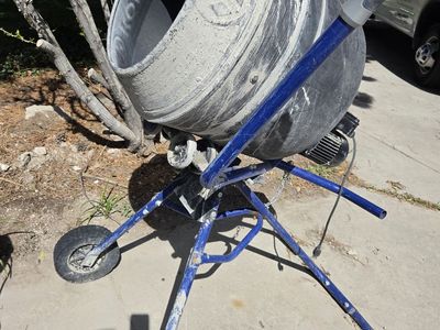 Kobalt 4-cu ft 0.5 -HP Concrete Mixer