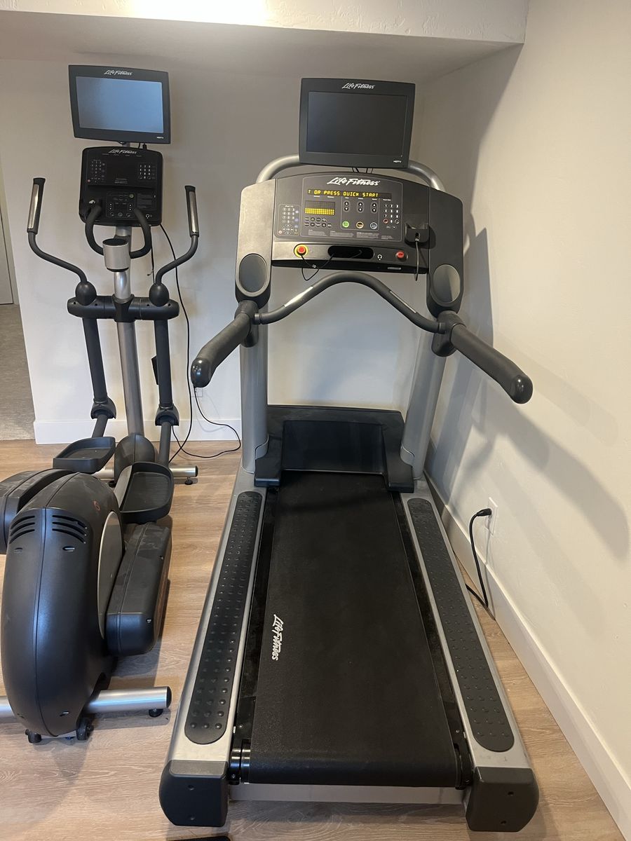 Life Fitness Commercial Treadmill CLST with TV