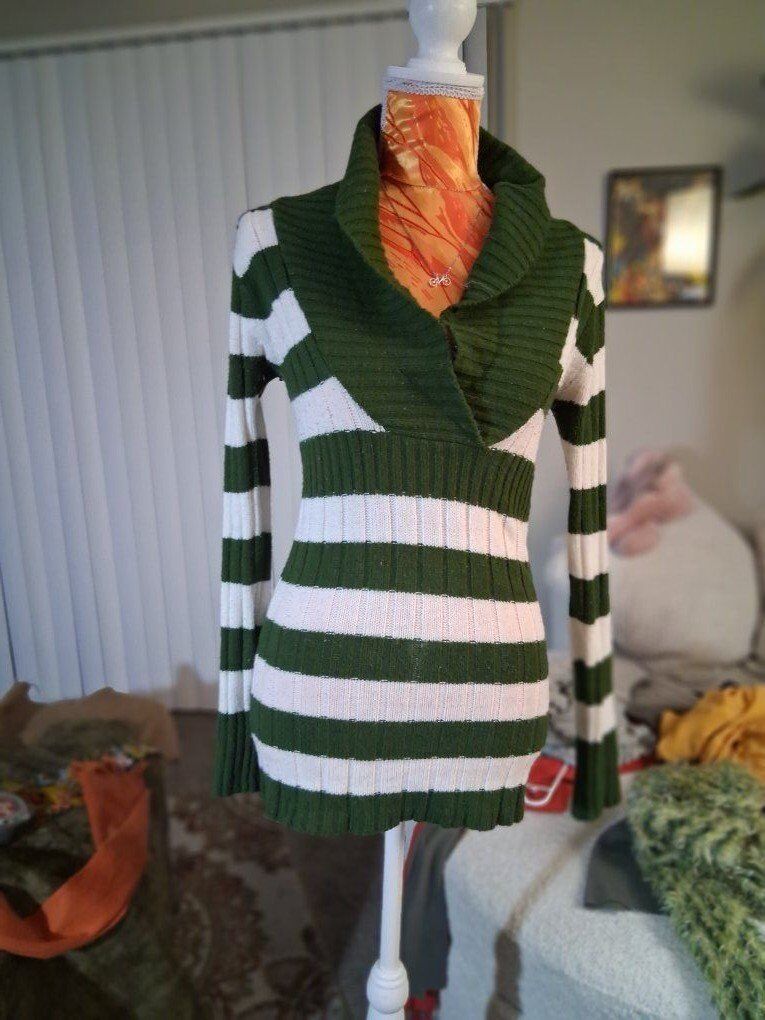 Derek heart sweater sz m