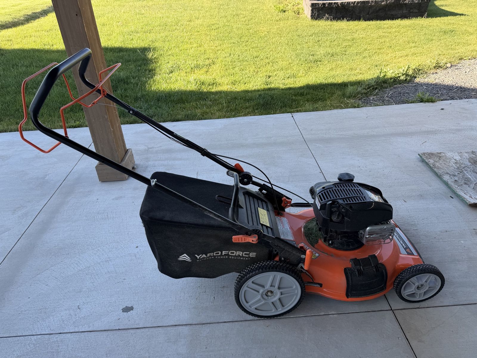 YARD FORCE EXi625 Briggs & Stratton Gas Push Lawn Mower with Rear Bagging