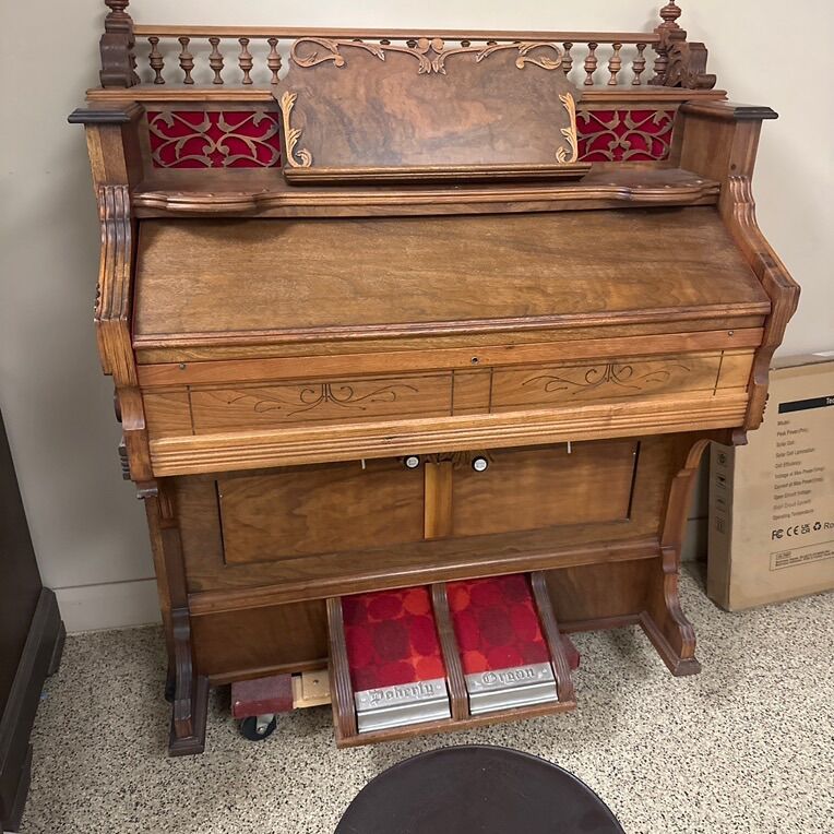 1904 Doherty Pump Organ. (BEAUTIFUL)