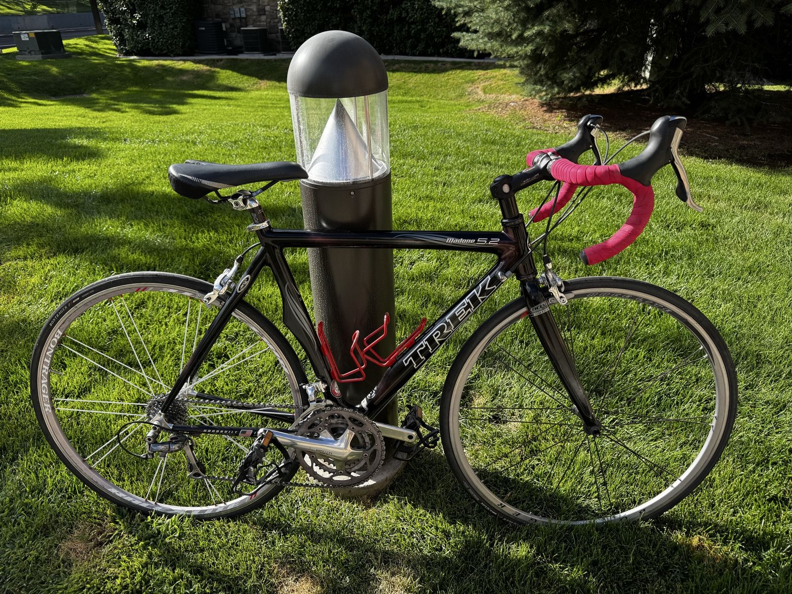 54cm Trek Madone 5.2 Carbon Road Bike – Full Shimano Ultegra + Pump Included