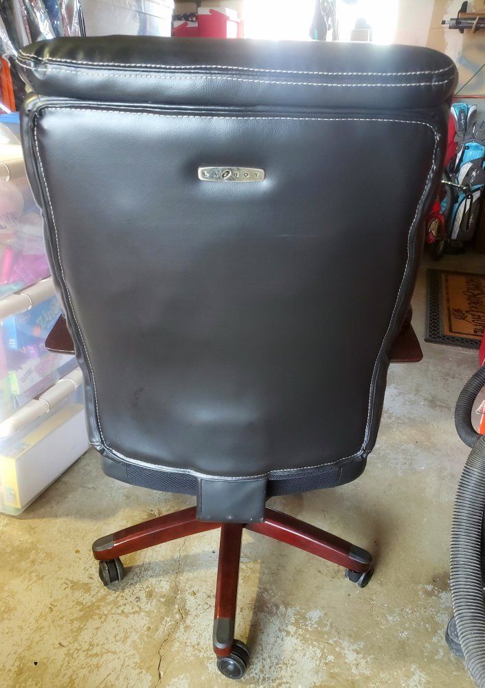 NICE LEATHER LAZY BOY OFFICE ROLLING RECLINER