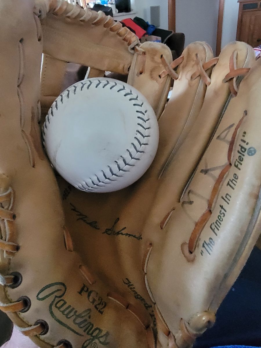 RIGHT HAND SOFTBALL MITT AND BALL