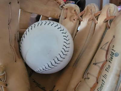 RIGHT HAND SOFTBALL MITT AND BALL