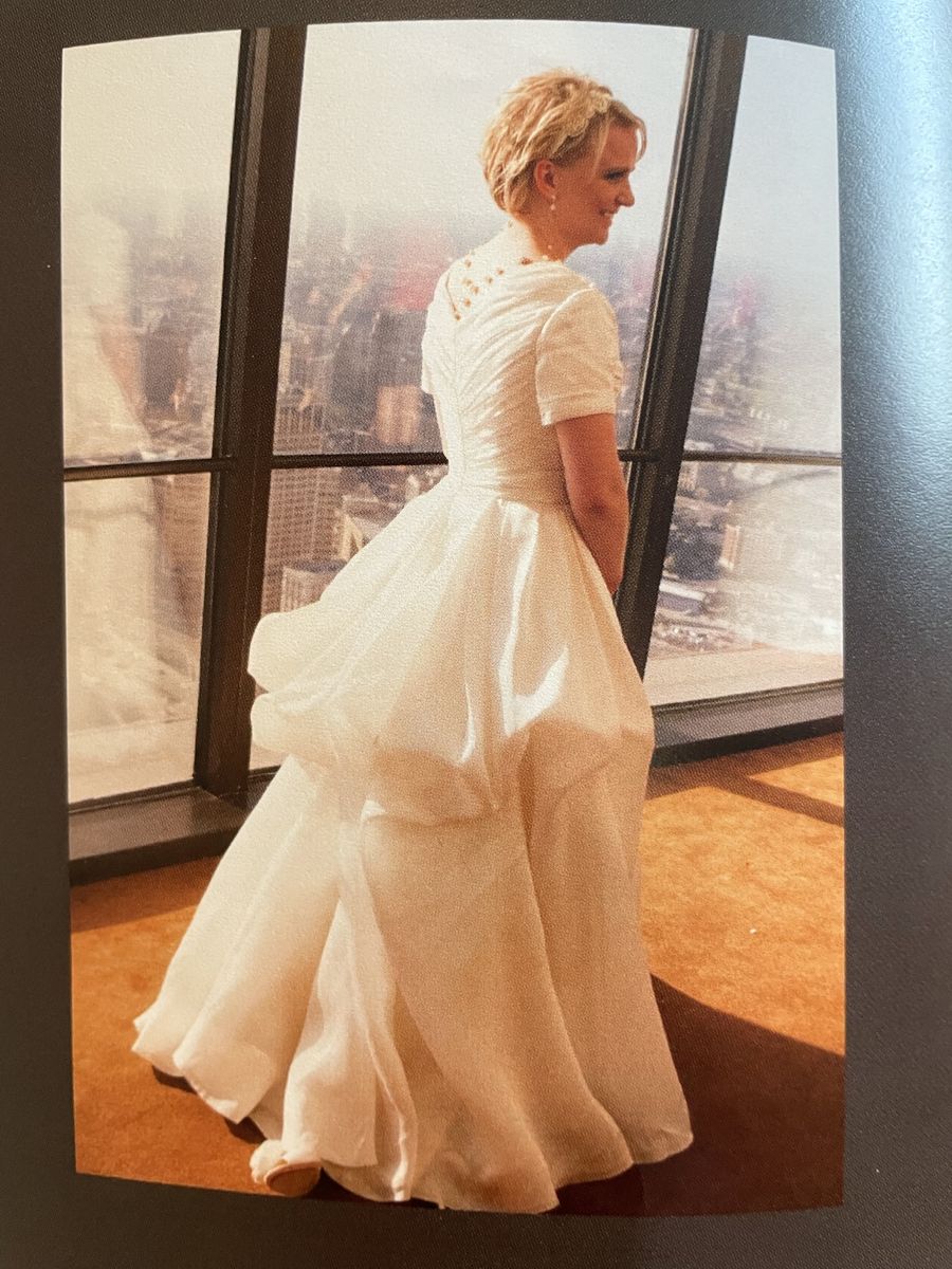 Designer Wedding Dress w/pockets (size 4/6)