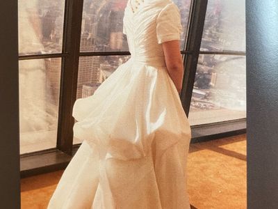 Designer Wedding Dress w/pockets (size 4/6)