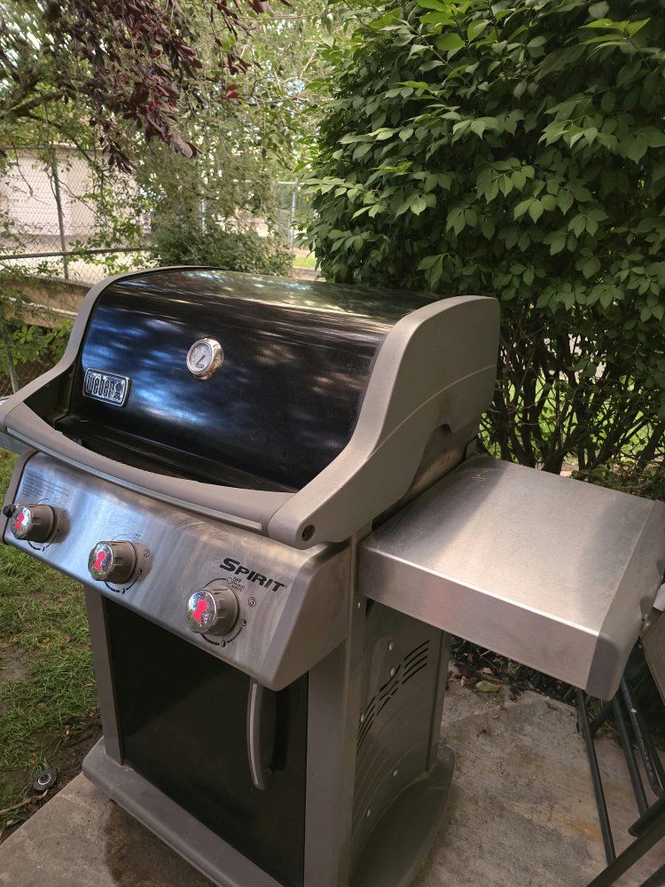 WEBER SPIRIT E-310 3-BURNER PROPANE GAS GRILL