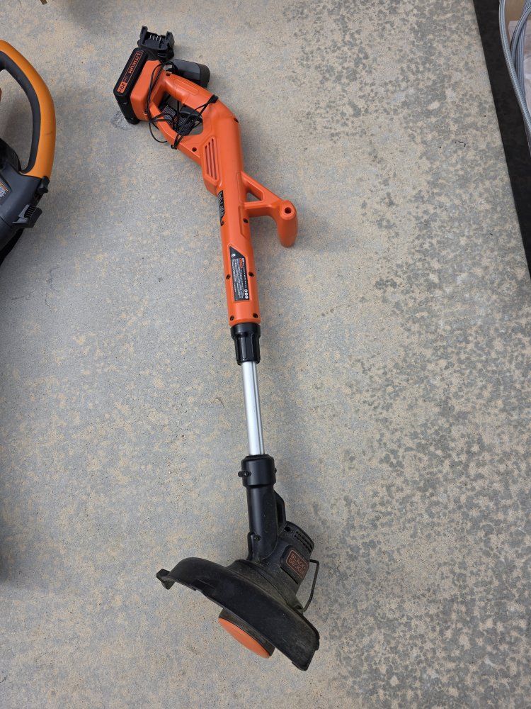 Black & Decker LST300 20V MAX Lithium Ion Cordless String Trimmer/Edger w/ Charger