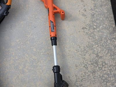 Black & Decker LST300 20V MAX Lithium Ion Cordless String Trimmer/Edger w/ Charger
