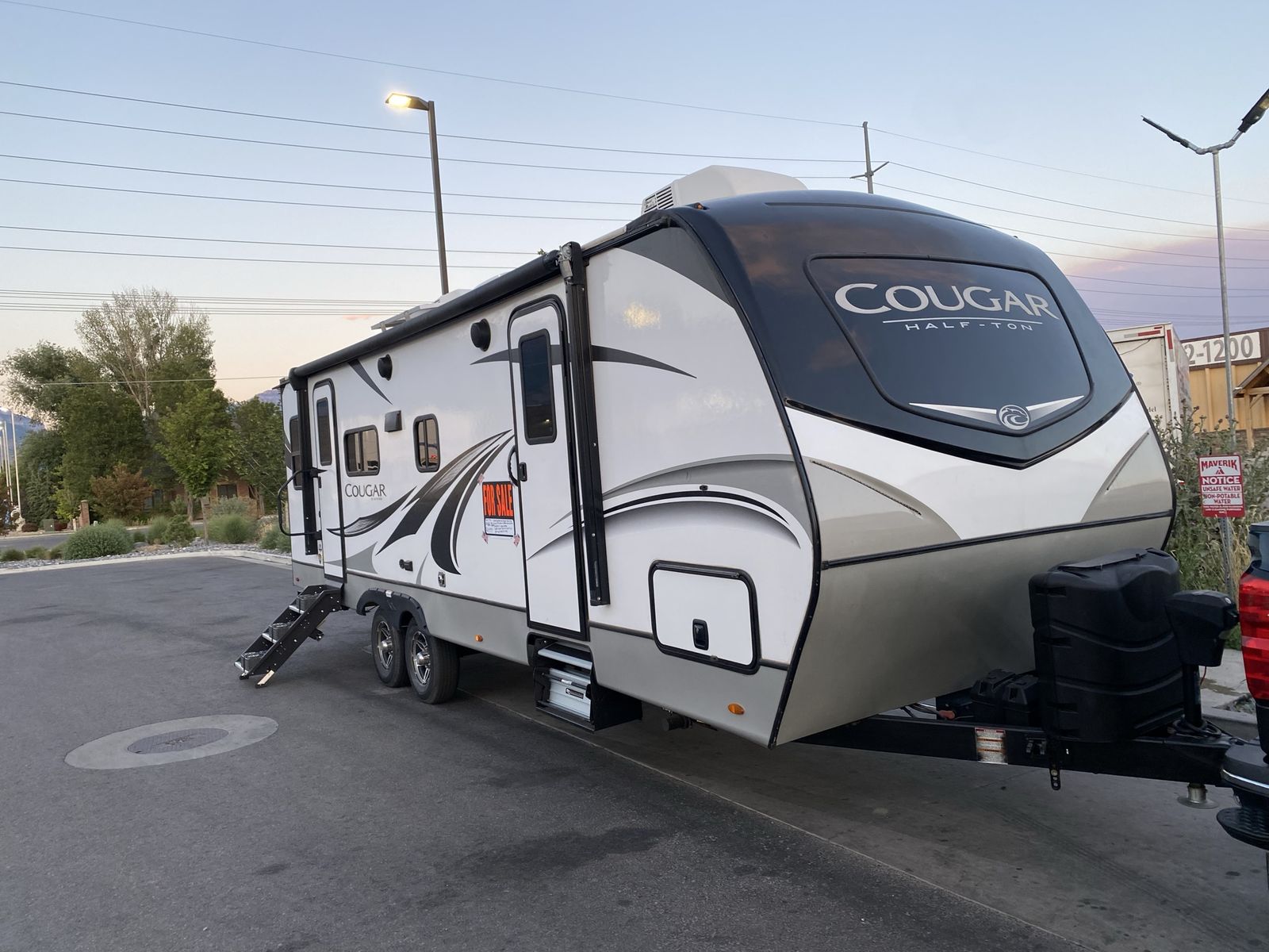 2022 Keystone Cougar Half-Ton 30ft Travel Trailer - Sleeps 6, AC, Awning