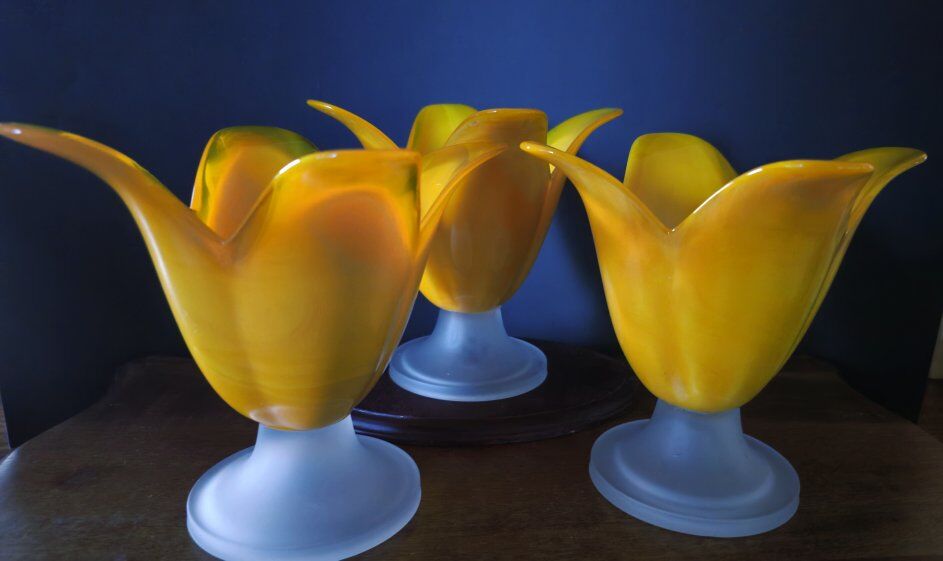 ALLURING Yellow Vntg Trio Tulip W/Translucent Edge
