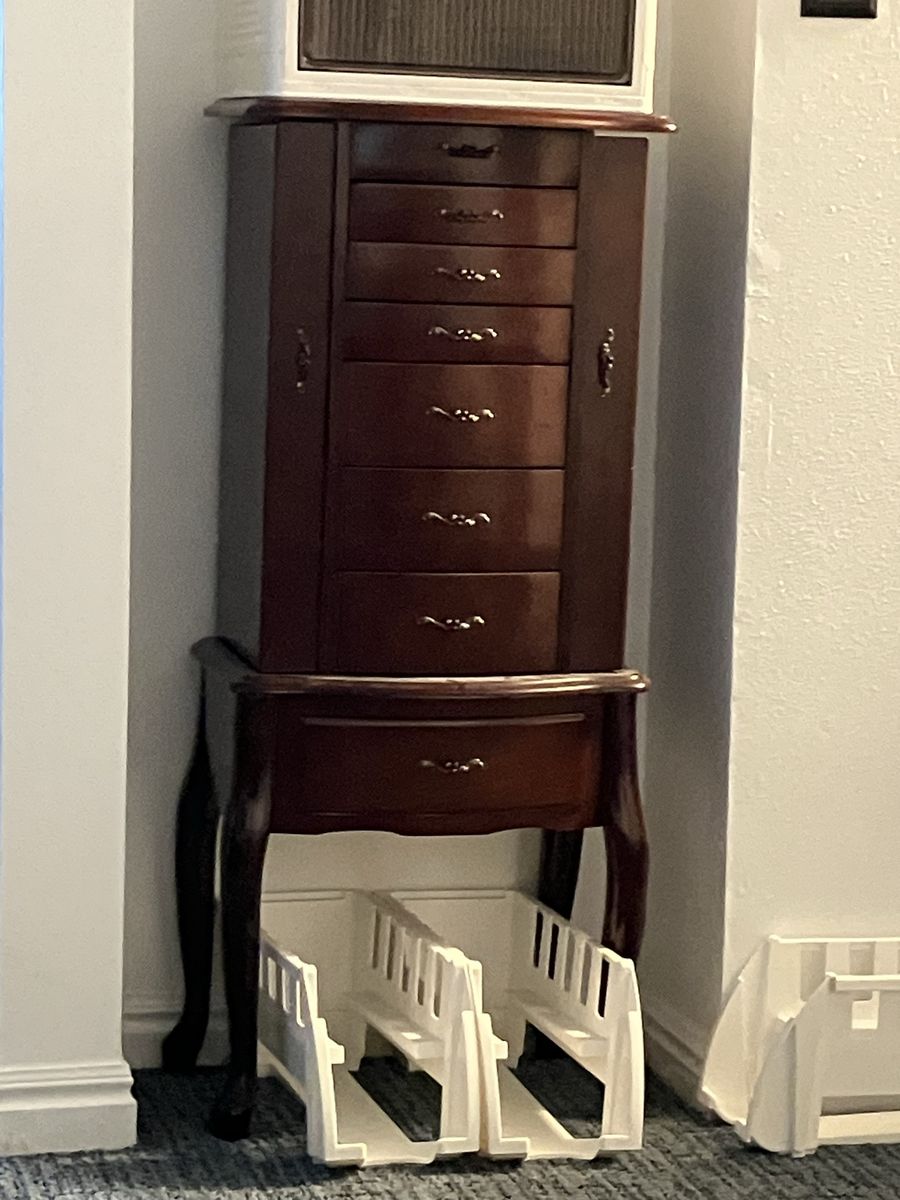 Standing jewelry box