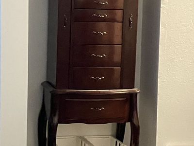 Standing jewelry box