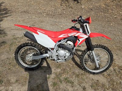 2021 Honda CRF250F Dirt Bike Off-Road Motorcycle Red Used great condition.