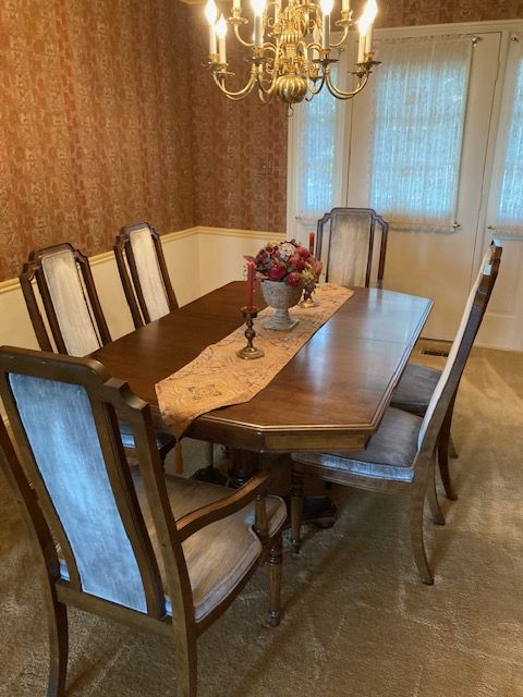 Ethan Allen Georgian Court Collection Dining Table and Chairs